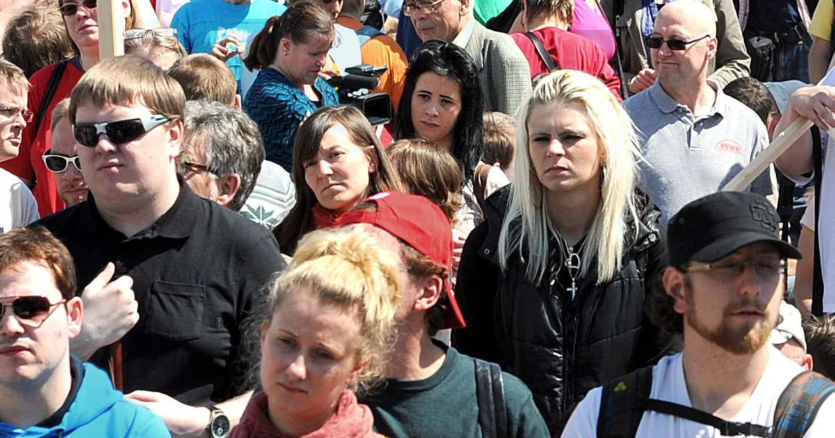 Eine große Gruppe von Bürgerinnen und Bürgern bei einer Kundgebung.