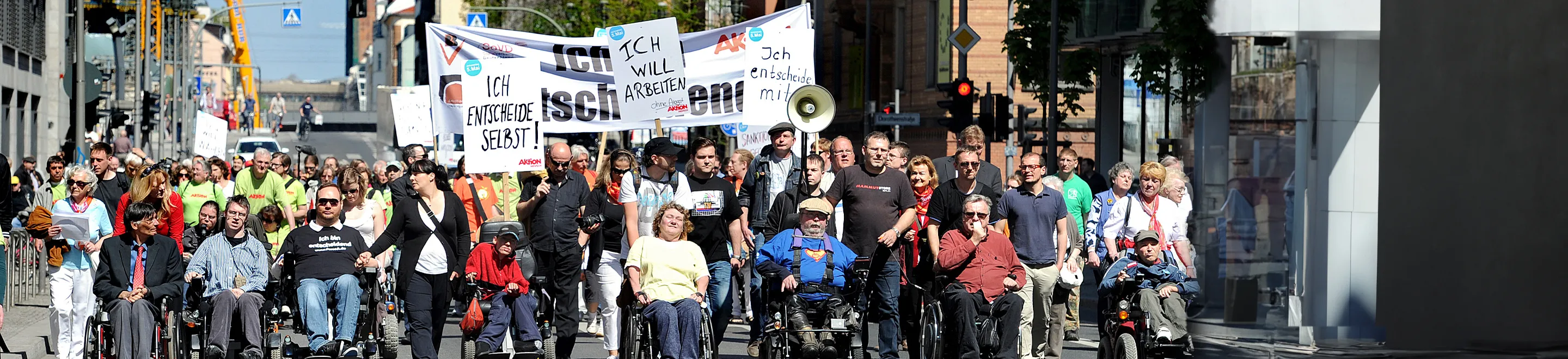 Zahlreiche Menschen mit und ohne Behinderung bei einer Demo