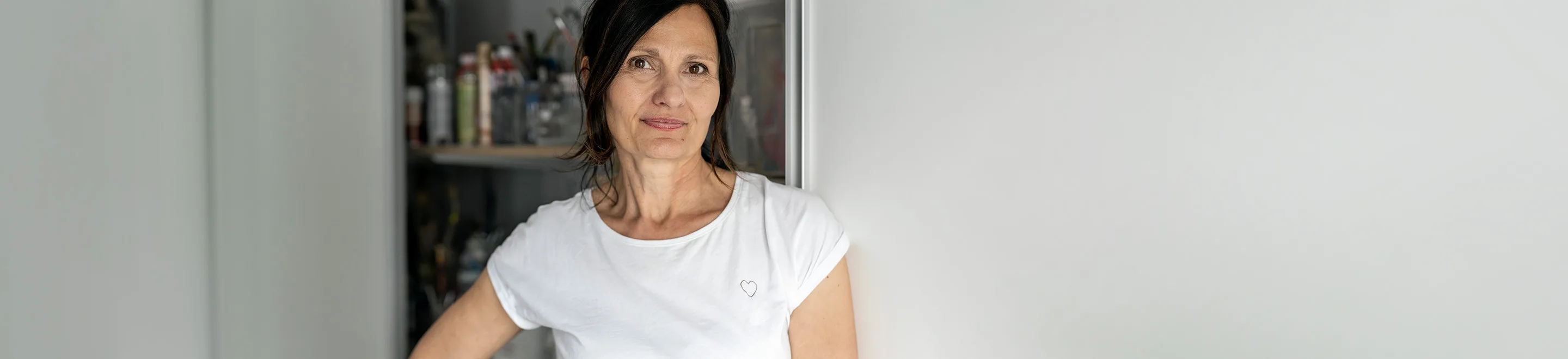 Eine Frau schaut ernst in die Kamera.