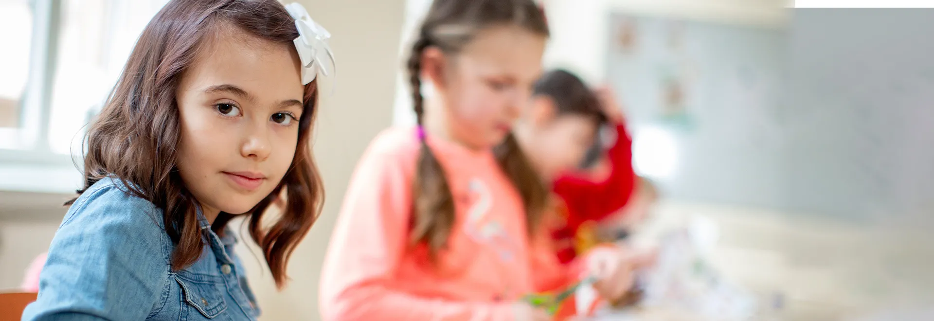 Mehrere Kinder sitzen in einem Klassenraum und lernen.