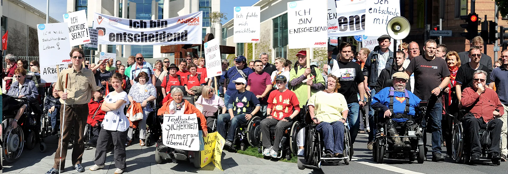 Zahlreiche Menschen mit und ohne Behinderung bei einer Demo.