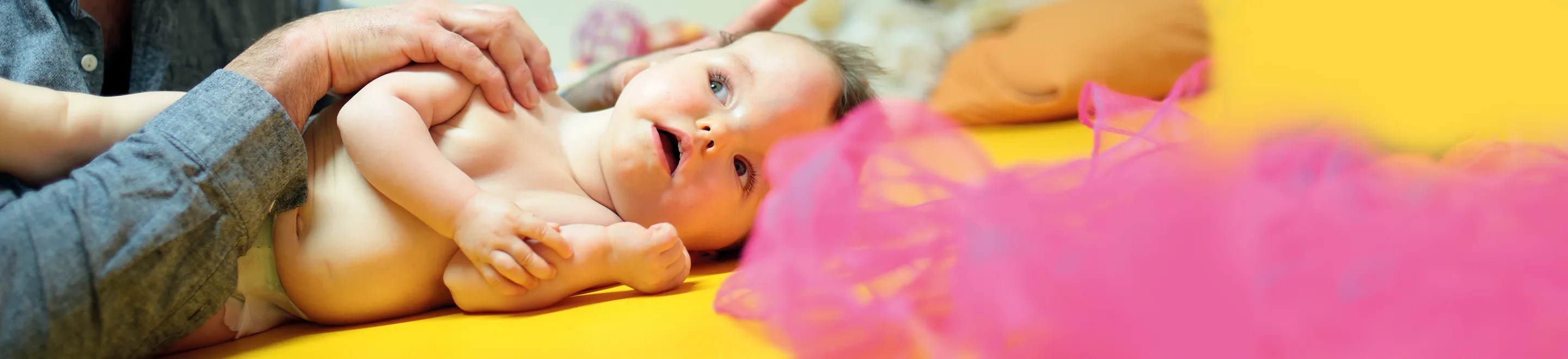 Ein Mann hält ein Baby fest.