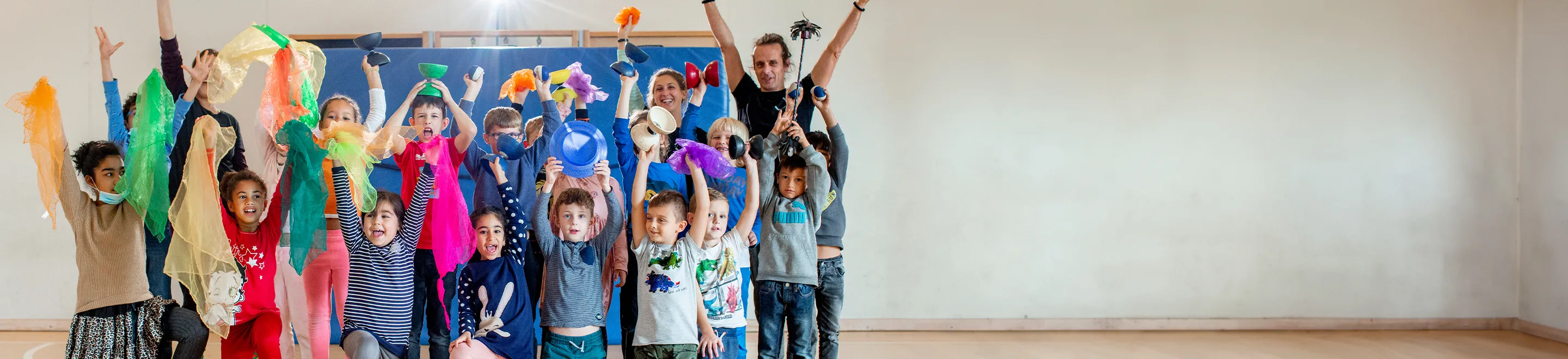 Fröhliche Kinder bei einem Stadtteilzirkus.