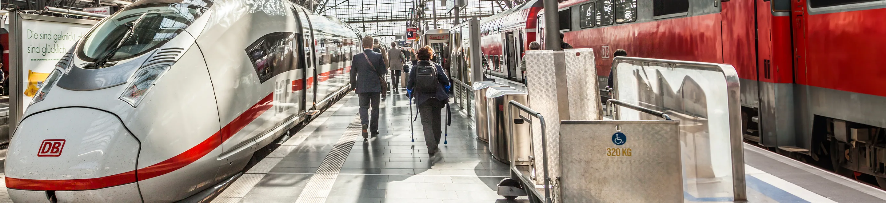 Mehrere Menschen auf einem Bahnsteig, daneben steht ein ICE.