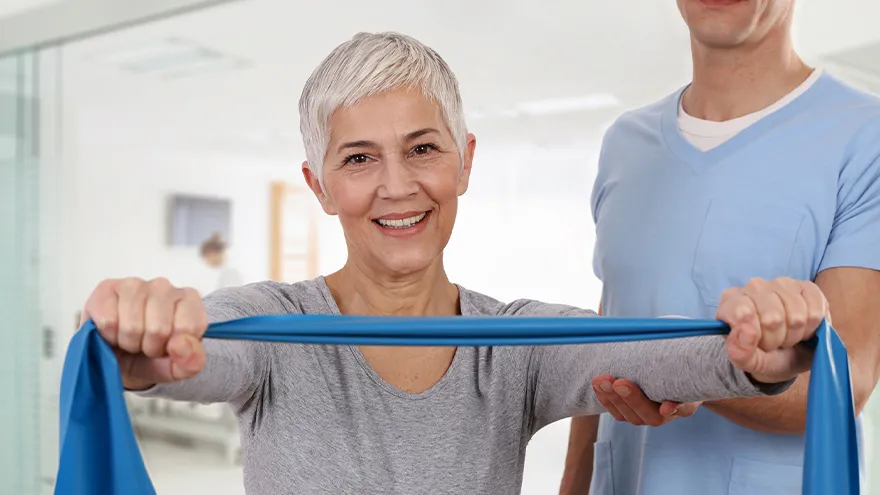 Eine Frau mit Gymastikband