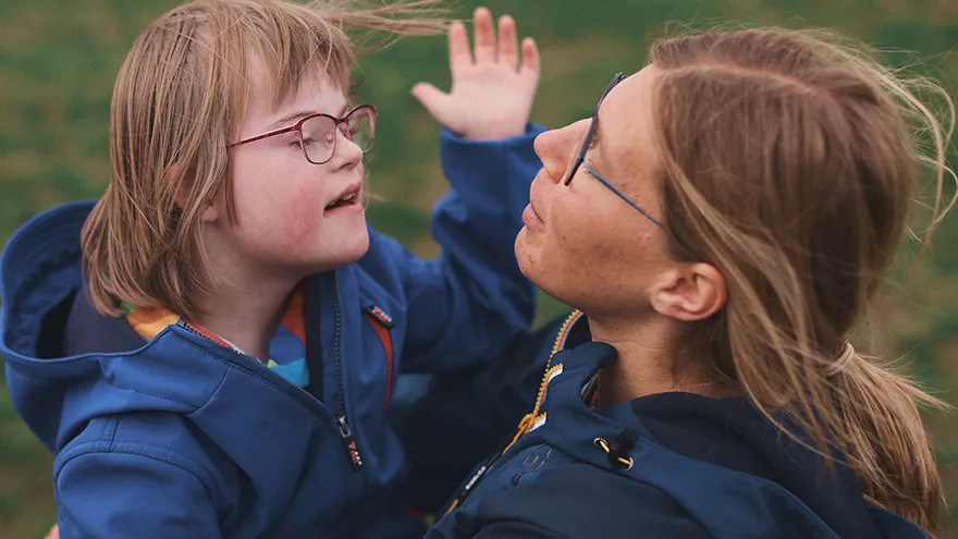 Eine Frau und ein Mädchen mit Downsyndrom.