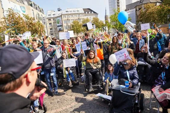 Junge Menschen mit und ohne Behinderung demonstrieren für Inklusion.