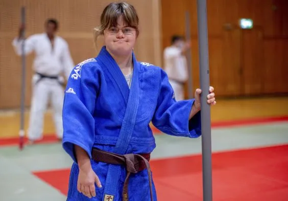 Eine junge Frau beim Judo-Training.