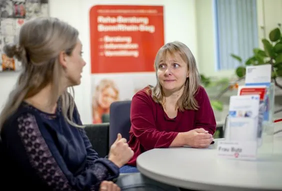 Zwei Frauen in einem Beratungsgespräch.