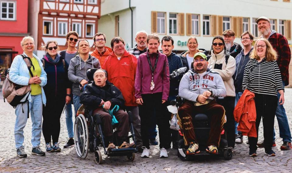 Gruppenfoto von Menschen mit und ohne Behinderung