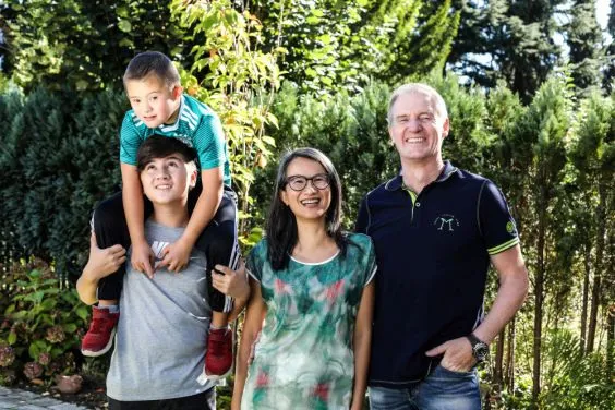 Eine Familie mit zwei Kindern.