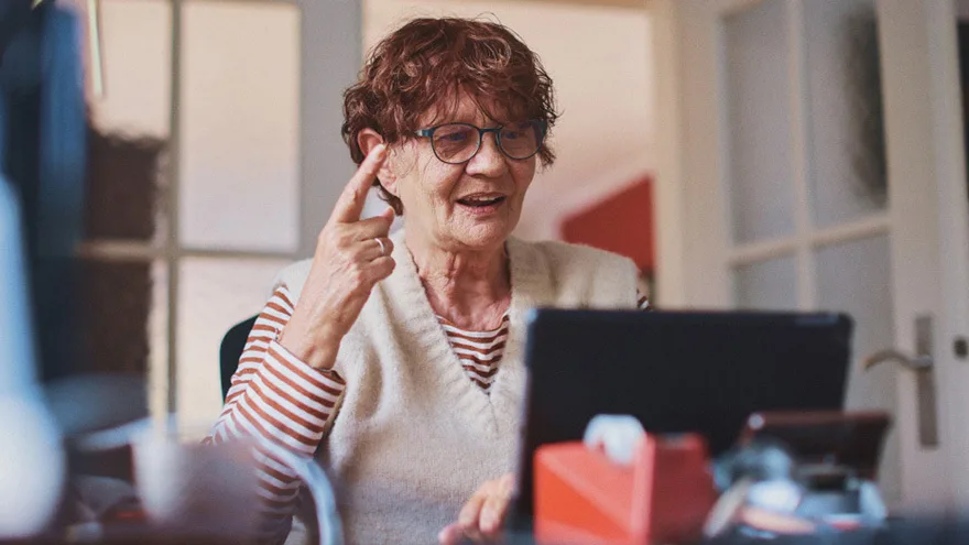 Eine Frau spricht mit jemandem auf einem Laptop-Bildschirm