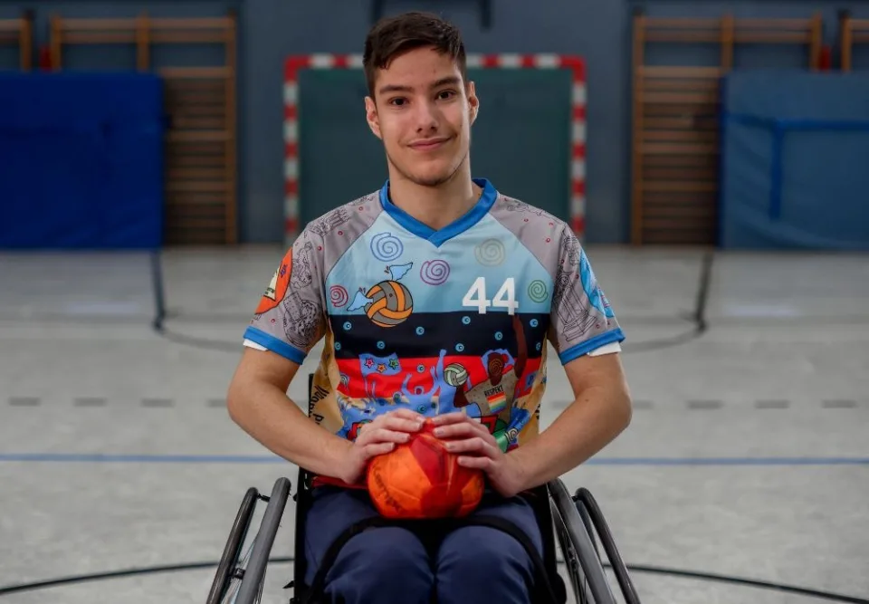 Ein junger Mann im Rollstuhl beim inklusiven Rollstuhlhandball.