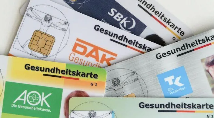 Gesundheitskarten von verschiedenen Krankenkassen.