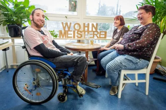 Ein Mann und zwei frauen in einer inklusiven Wohngemeinschaft.