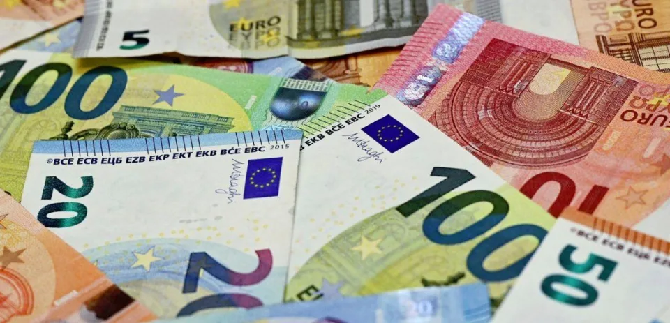 Mehrere Euro-Geldscheine liegen durcheinander.