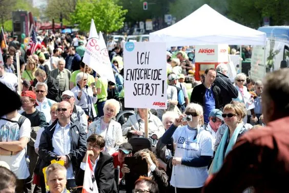 Vier Menschen mit und ohne Behinderung demonstrieren.