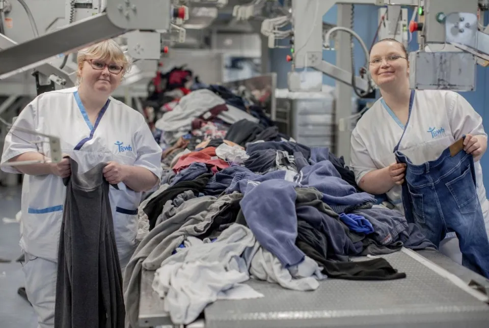 Zwei junge Frauen arbeiten in einer Wäscherei
