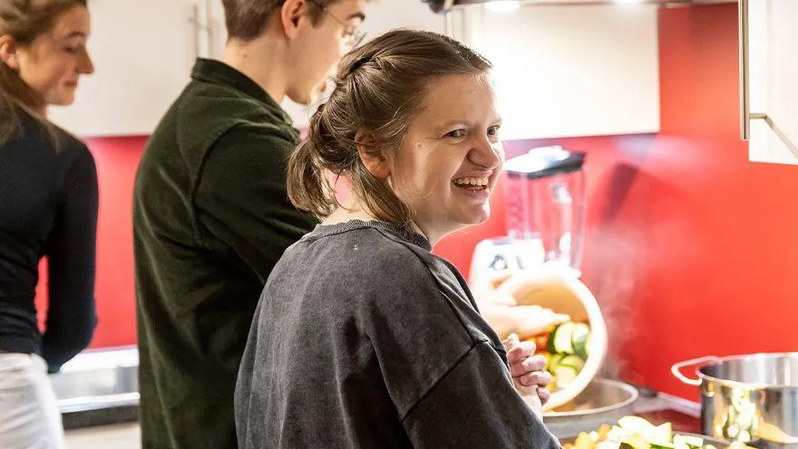 Bewohner*innen der inklusiven und barrierefreien WG "Gemeinsam leben lernen" beim gemeinsamen Kochen.