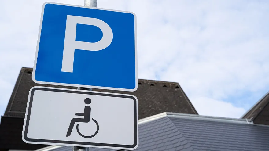 Parkschild mit Rollstuhl-Symbol.