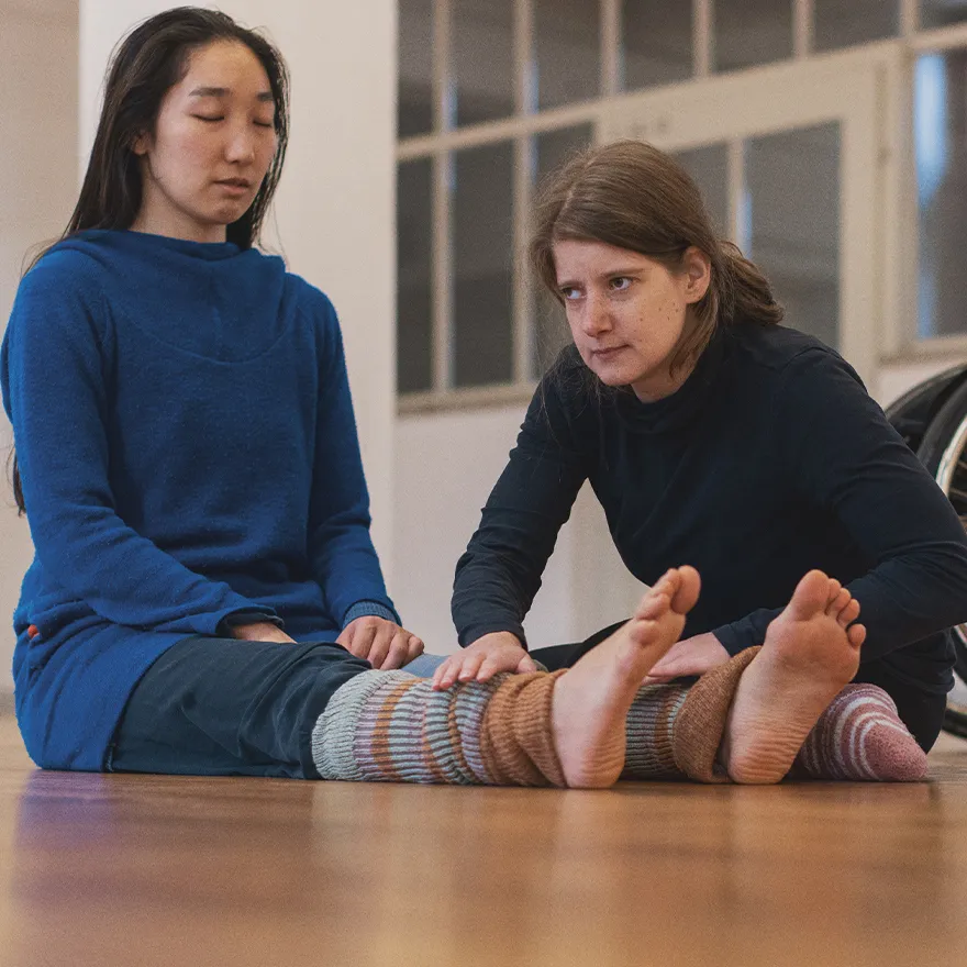 Training der Inklusiven Tanzkompanie SZENE2ZWEI in Lahr. Zwei Frauen sitzen auf dem Boden.