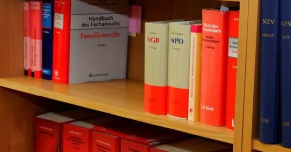 Ein Bücherregal mit Fachbüchern zu Recht und Gesetz.