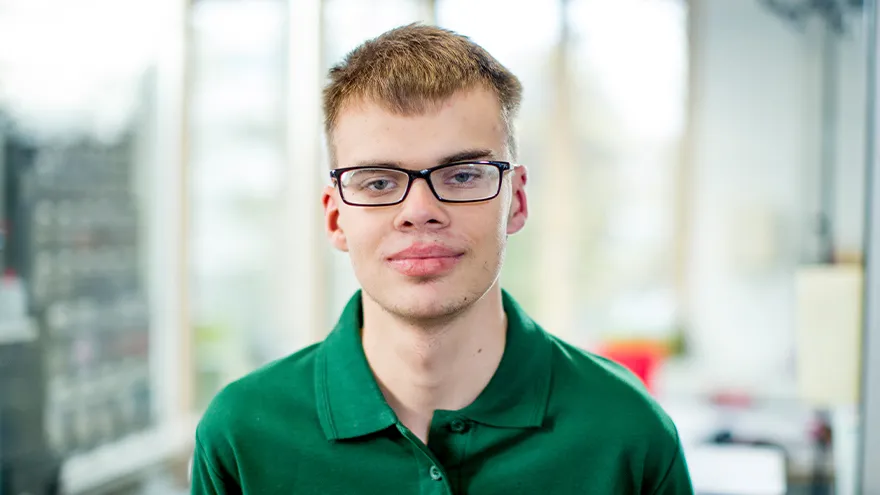 Ein junger Mann mit geistiger Behinderung.