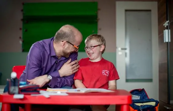 Ein Vater mit seinem Sohn.