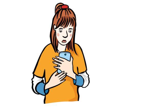 Ein Mädchen guckt erschrocken auf ein Handy, das es in seinen Händen hält.