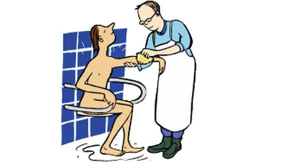 Eine nackte Person sitzt im Bad auf einem Wandhocker. Sie wird von einem Mann mit Schürze gewaschen.