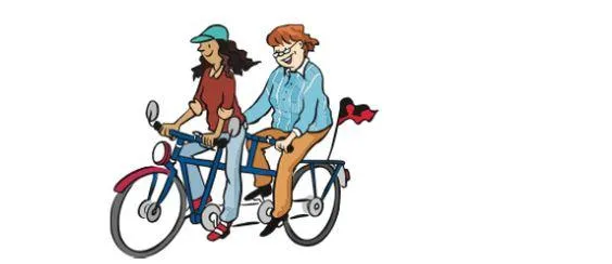 Zwei Frauen fahren auf einem Tandem-Fahrrad.