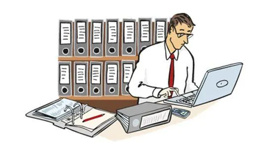 Ein Mann arbeitet am Computer in einem Büro.