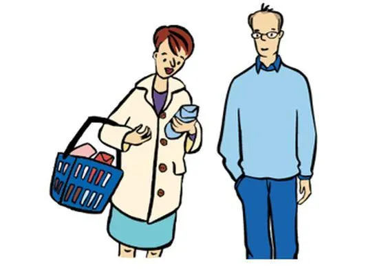 Ein Mann steht neben einer Frau. Die Frau hält einen Einkaufskorb in der Hand.