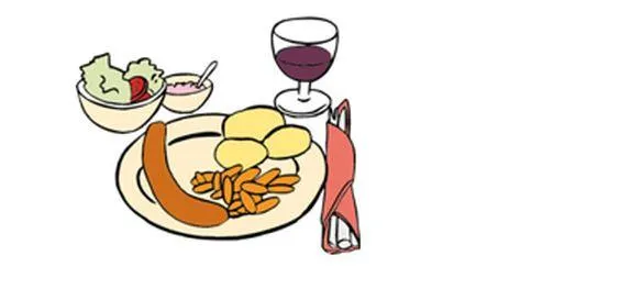 Ein Teller mit Essen, daneben ein Glas und ein Besteck.