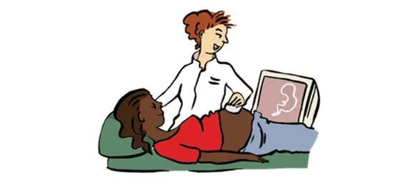 Eine schwangere Frau wird von einer Ärztin untersucht.