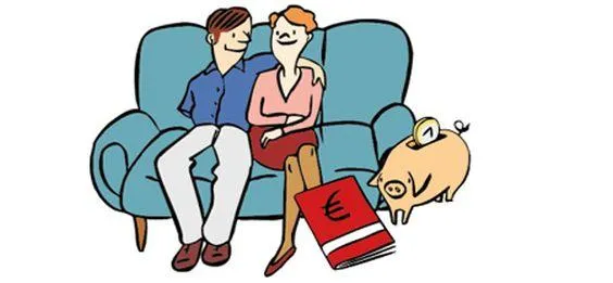 Ein Mann und eine Frau sitzen auf einem Sofa. Daneben ein Sparbuch und ein Sparschwein.