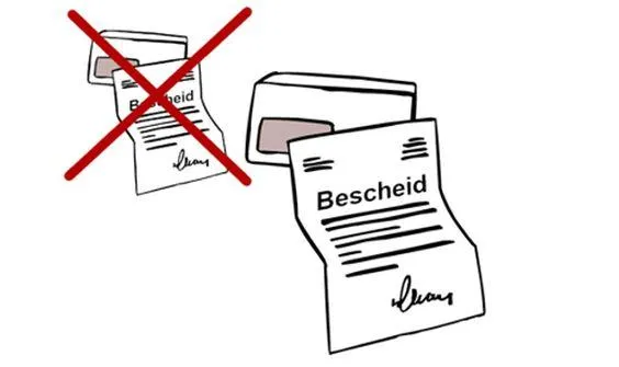 Zwei Briefe, auf beiden steht "Bescheid". Einer der beiden Briefe ist durchgestrichen.