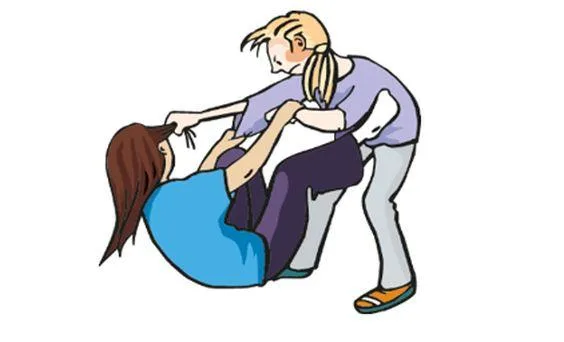 Zwei Mädchen raufen miteinander und ziehen sich an den Haaren.
