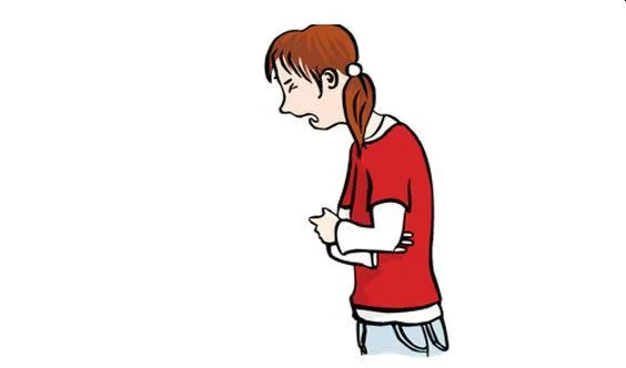 Ein Mädchen mit einem schmerzverzerrten Gesicht hält seine Arme verschränkt vor dem Körper.