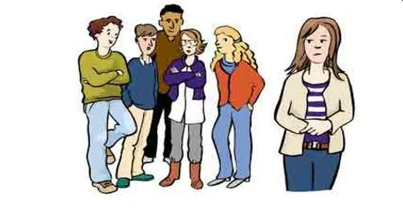 Eine Gruppe von Jugendlichen steht beieinander. Daneben steht eine Jugendliche im Abseits.