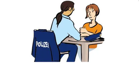 Eine Frau sitz bei der polizei an einem Tisch und spricht mit einem Polizisten oder einer Polizistin.