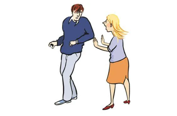Ein Mann und eine Frau stehen sich gegenüber. Die Frau hebt abwehrend die Hände.