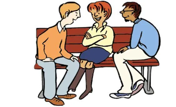 Eine Frau und zwei Männer sitzen auf einer Bank und unterhalten sich.