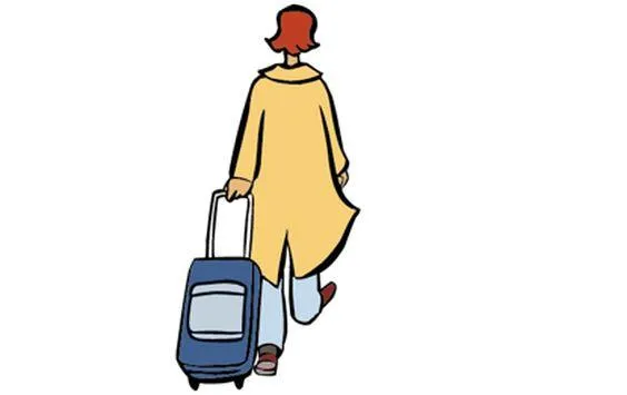 Eine Frau zieht einen Koffer hinter sich her.