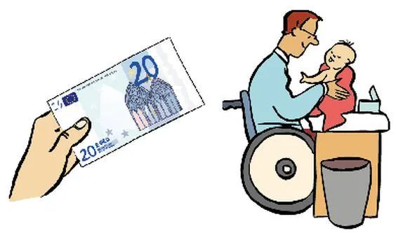Ein Mann im Rollstuhl wickelt ein Baby. Daneben eine Hand mit einem Geldschein.