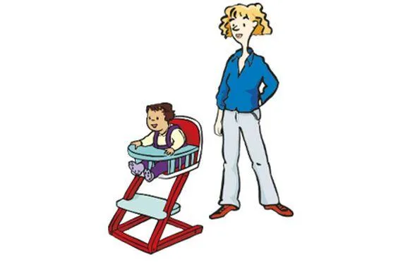 Ein Kleinkind sitzt in einem Kinderstuhl, daneben steht eine Frau.