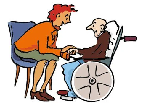 Ein alter Mann sitzt in einem Rollstuhl. Daneben sitzt eine Frau auf einem Stuhl und hält seine Hand.