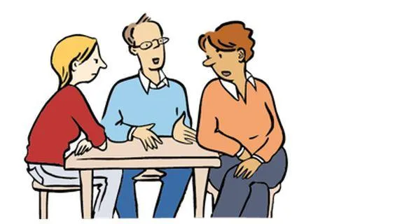 Ein Mann, eine Frau und eine junge Frau sitzen an einem Tisch und reden miteinander.