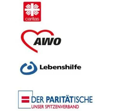 Die Logos von der Caritas, der AWO, der Lebenshilfe und dem Paritätischen.