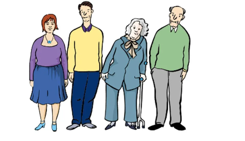 Ein Mann und eine Frau mittleren Alters und eine Frau und ein Mann im Rentenalter stehen nebeneinander.